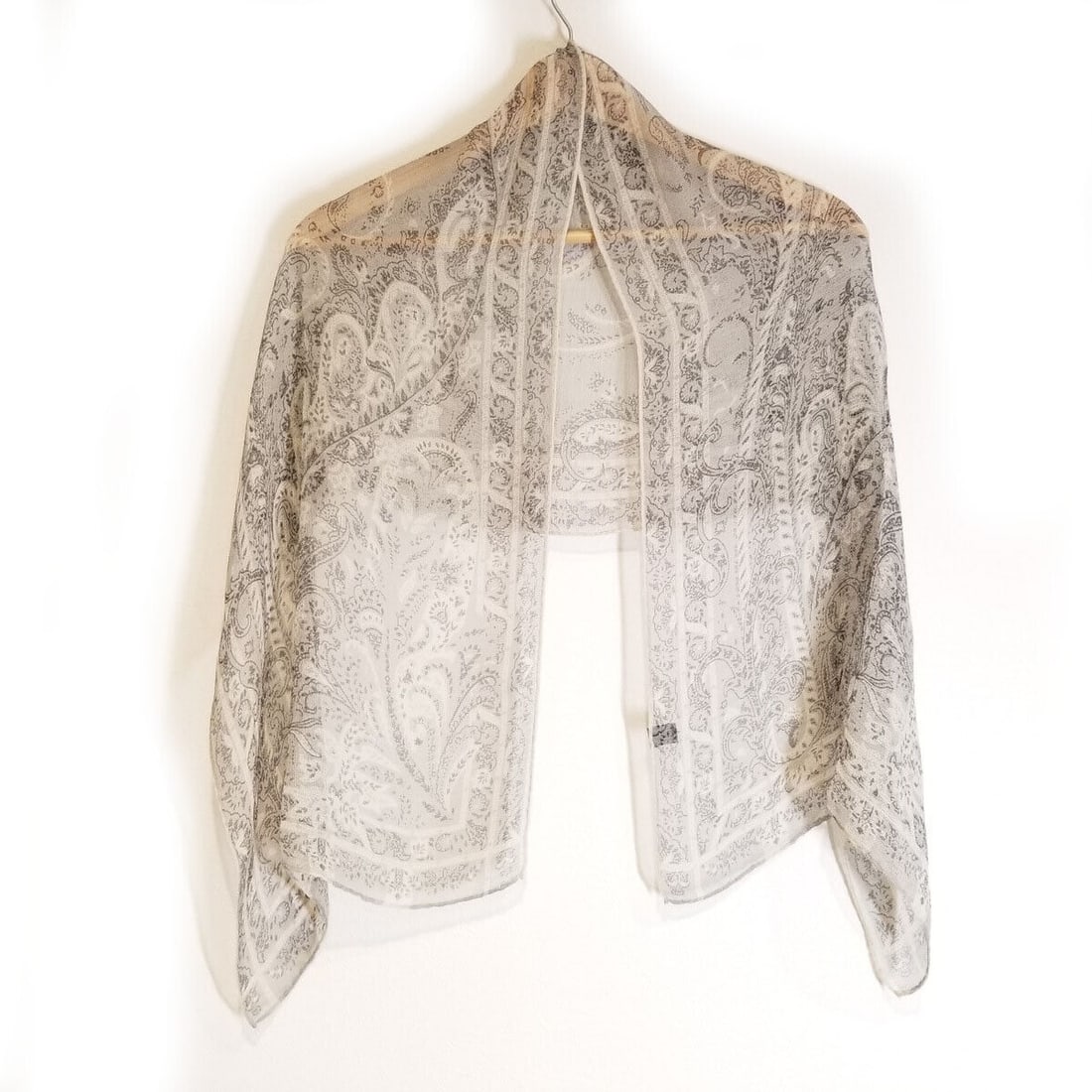 Auth ETRO - Gray Cream Dark: Auth ETRO - Gray Cream Dark Gray Silk Scarf Condition: Pre-owned Brand: ETRO Style: Scarf Color: Gray, Cream, Dark Gray Material: Silk ConditionRank: 6 Type: Scarf Shipp