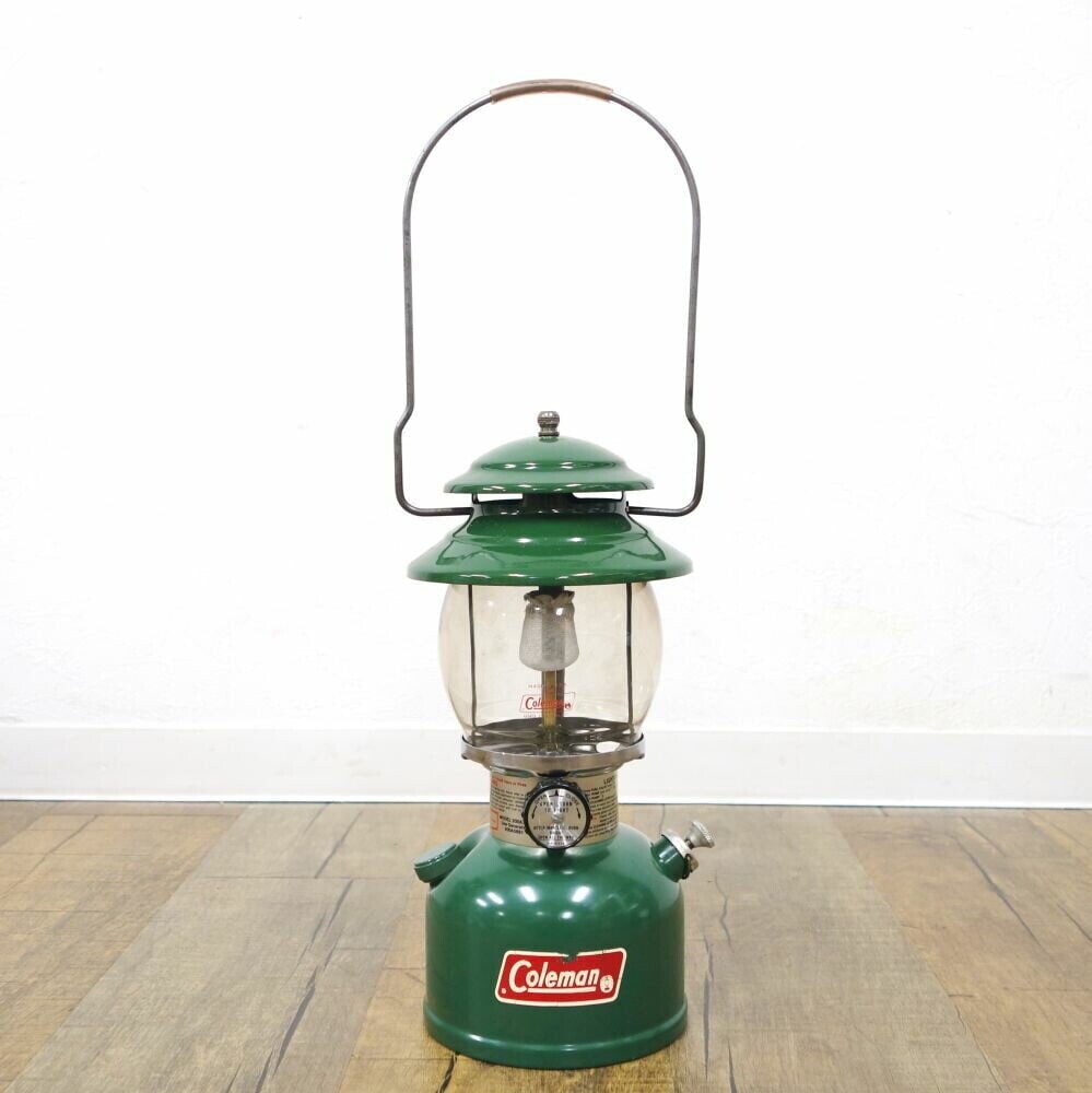 Coleman 200A 1981 one mantle lantern: Coleman 200A 1981 one mantle lantern green ing outdoor vintage Condition: Used Brand: Coleman Country: Japan SN: MOR_0820 Model: NA Type: Lantern Material: Glass Color: multicolo