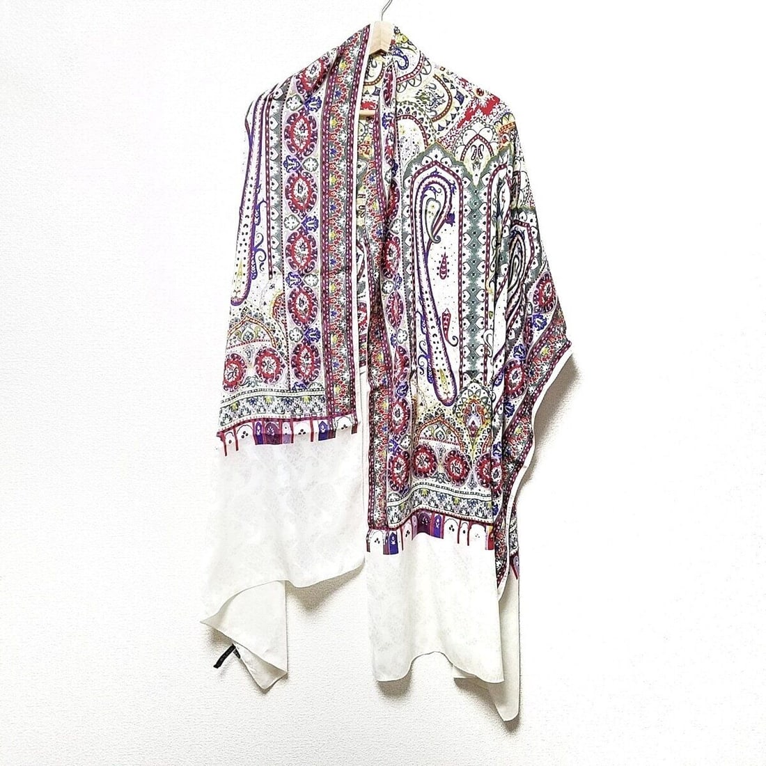 Auth ETRO - White Red Multi: Auth ETRO - White Red Multi Scarf Condition: Pre-owned Brand: ETRO Style: Scarf Color: White, Red, Multi ConditionRank: 6 Type: Scarf SKU no: RBJ226488000000 Guidelin