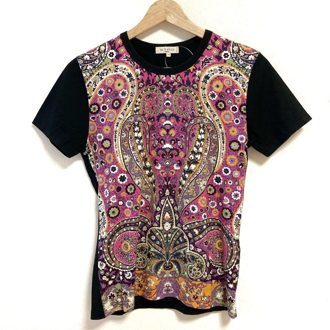 Auth ETRO - Black Pink Multi: Auth ETRO - Black Pink Multi T-Shirt Condition: Pre-owned Brand: ETRO Style: T-Shirt Color: Black, Pink, Multi Material: Please see the photo of the quality tag ConditionRank: 6 Departmen
