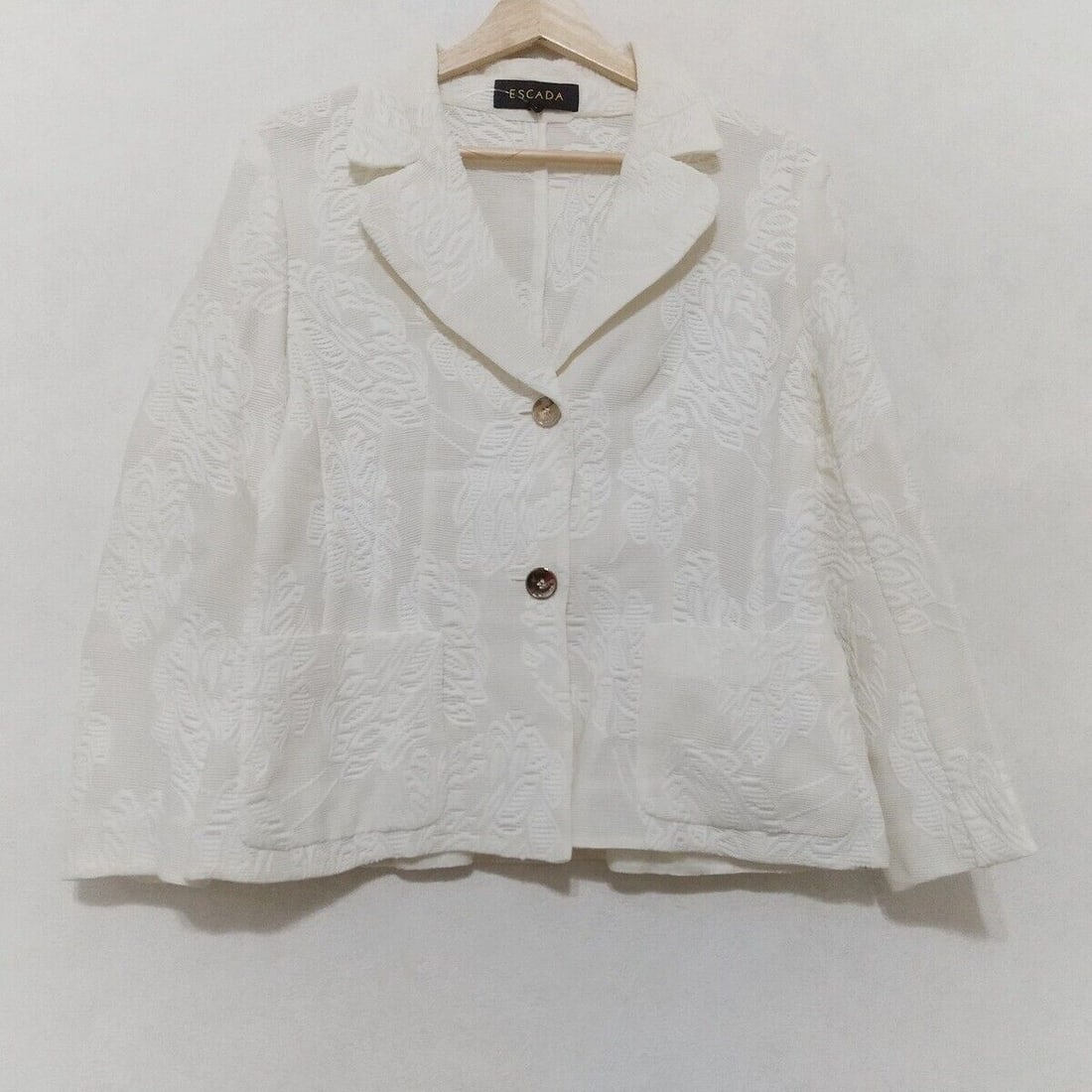 Auth ESCADA - Cream Womens Jacket: Auth ESCADA - Cream Womens Jacket Condition: Pre-owned Brand: ESCADA Style: Jacket Color: Cream Outer Shell Material: Please see the photo of the quality tag ConditionRank: 7 Department: