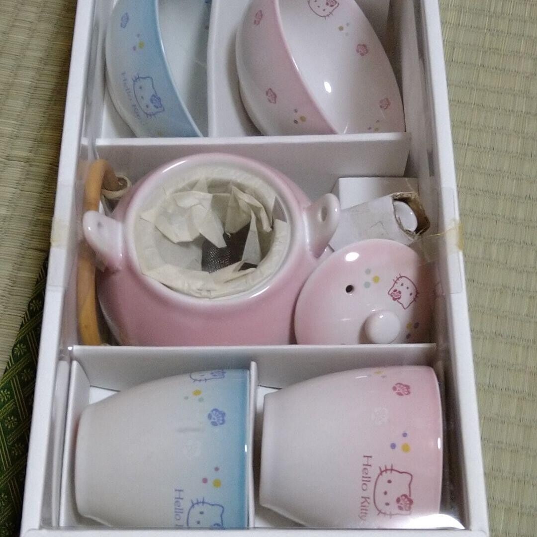 Sanrio Hello Kitty Ceramic Tableware set: Sanrio Hello Kitty Ceramic Tableware set Teapot Cup Limited Vintage Unused Condition: Used Important Notes: ?Unused Item 1 earthenware pot 2 tea bowls 2 teacups 2 small bowls They are new but very old
