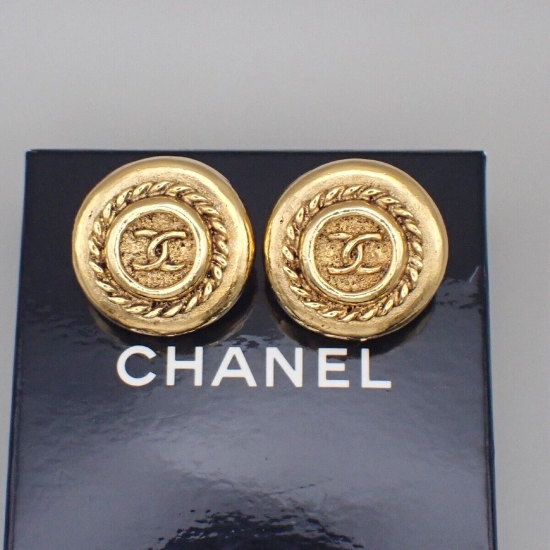 CHANEL CC Logo Round Button Earrings: CHANEL CC Logo Round Button Earrings Clip-On Gold France Accessory 32YF677 Condition: Pre-owned Important Notes: ?Joint component has cracks.Please check a photograph and the text carefully.? Shape: R