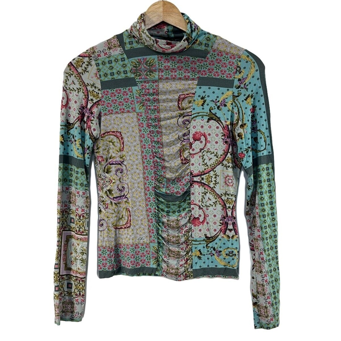 Auth ETRO - Light Blue Light: Auth ETRO - Light Blue Light gray Multi Womens T-Shirt Condition: Pre-owned Brand: ETRO Style: T-Shirt Color: Light Blue, Light gray, Multi Material: Please see the photo of the quality tag Condit