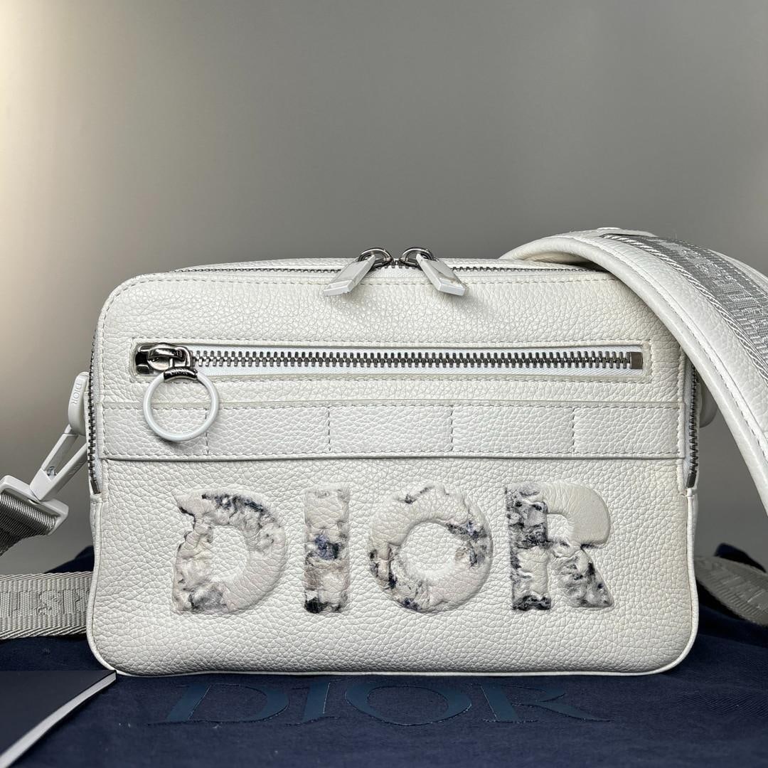 Christian Dior Shoulder Bag Daniel Arsham: Christian Dior Shoulder Bag Daniel Arsham Condition: Pre-owned Brand: Dior Department: Ladies Type: Ring Exterior Color: Unknown Style: Shoulder Bag Exterior Material: Leather <