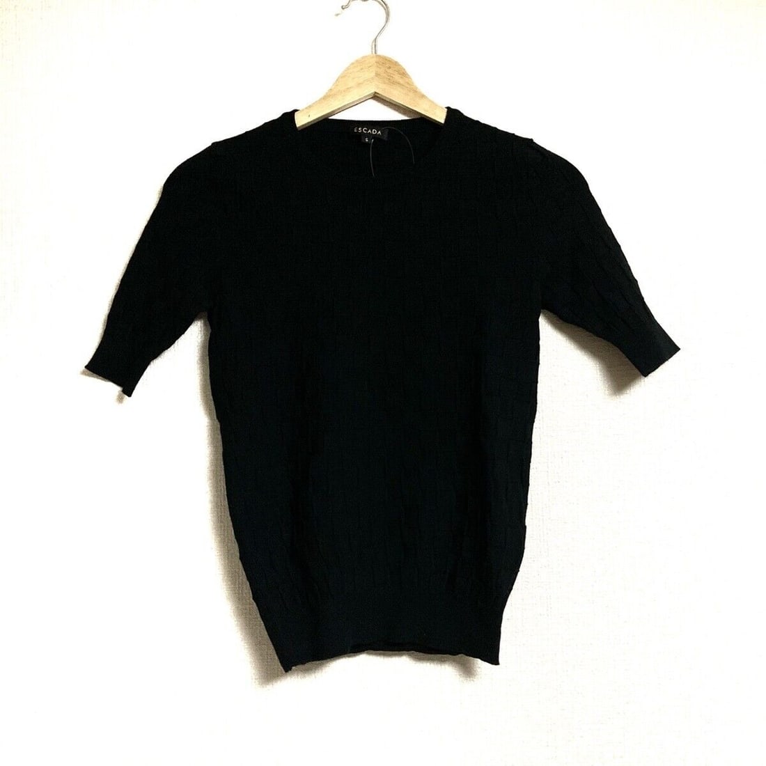 Auth ESCADA - Black Womens Sweater: Auth ESCADA - Black Womens Sweater Condition: Pre-owned Brand: ESCADA Style: Sweater Color: Black Material: Please see the photo of the quality tag ConditionRank: 6 Department: Womens <br