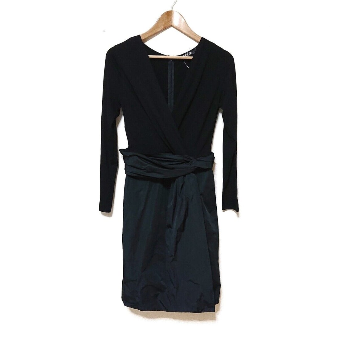 Auth DKNY - Black Womens Dress: Auth DKNY - Black Womens Dress Condition: Pre-owned Brand: DKNY Style: Dress Color: Black Material: Please see the photo of the quality tag ConditionRank: 6 Department: Womens Ty