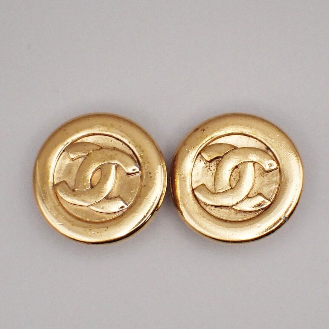 CHANEL CC Logo Round Button Earrings: CHANEL CC Logo Round Button Earrings Clip-On Gold-Plated France 37YF566 Condition: Pre-owned Shape: Round Closure: Clip-On Occasion: Anniversary Color: Gold Material: Gold-Plated Item Len