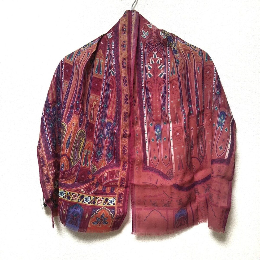 Auth ETRO - Bordeaux Purple Multi: Auth ETRO - Bordeaux Purple Multi Wool Silk Scarf Condition: Pre-owned Brand: ETRO Style: Scarf Color: Bordeaux, Purple, Multi Material: Wool, Silk Accessories: Box ConditionRank: 7 <