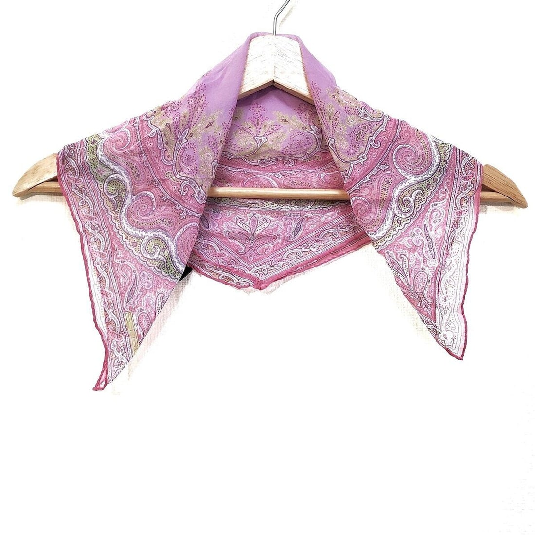 Auth ETRO - Pink Light Purple: Auth ETRO - Pink Light Purple Multi Scarf Condition: Pre-owned Brand: ETRO Style: Scarf Color: Pink, Light Purple, Multi ConditionRank: 7 Type: Scarf Guidelines for Bidding<