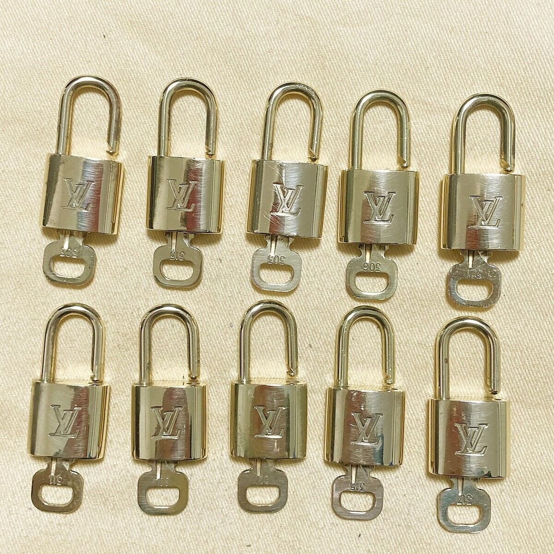LOUIS VUITTON LV 10 SET PADLOCK (1 of 3)