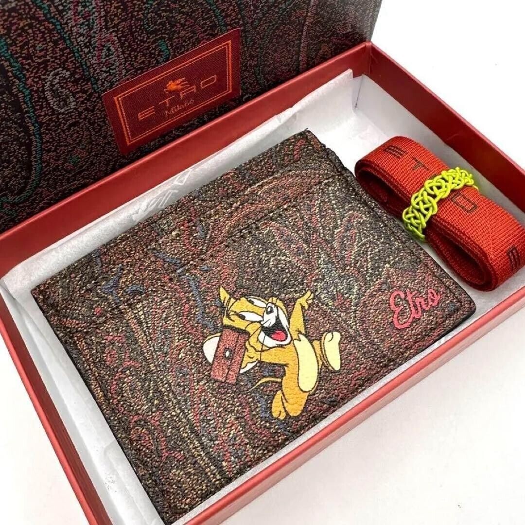 Etro Card Case Tom and Jerry: Etro Card Case Tom and Jerry Collaboration Limited Edition PVC Leather 2.9*3.9 Condition: Pre-owned Brand: ETRO Pattern: Paisley Department: Women Character: tom&jerry Occasion: Casual Ex