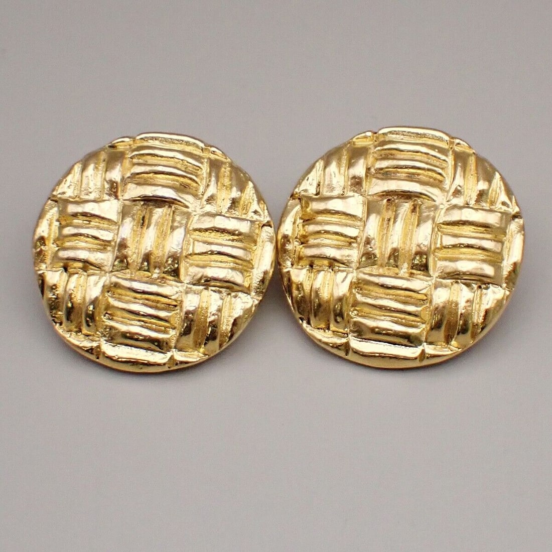 CHANEL Logo Tweed Motif Round Button: CHANEL Logo Tweed Motif Round Button Earrings Clip-On Gold France 62YG915 Condition: Pre-owned Brand: CHANEL Type: Earrings Metal Purity: Unknown Style: Button Base Metal: Gold-Plated Cou