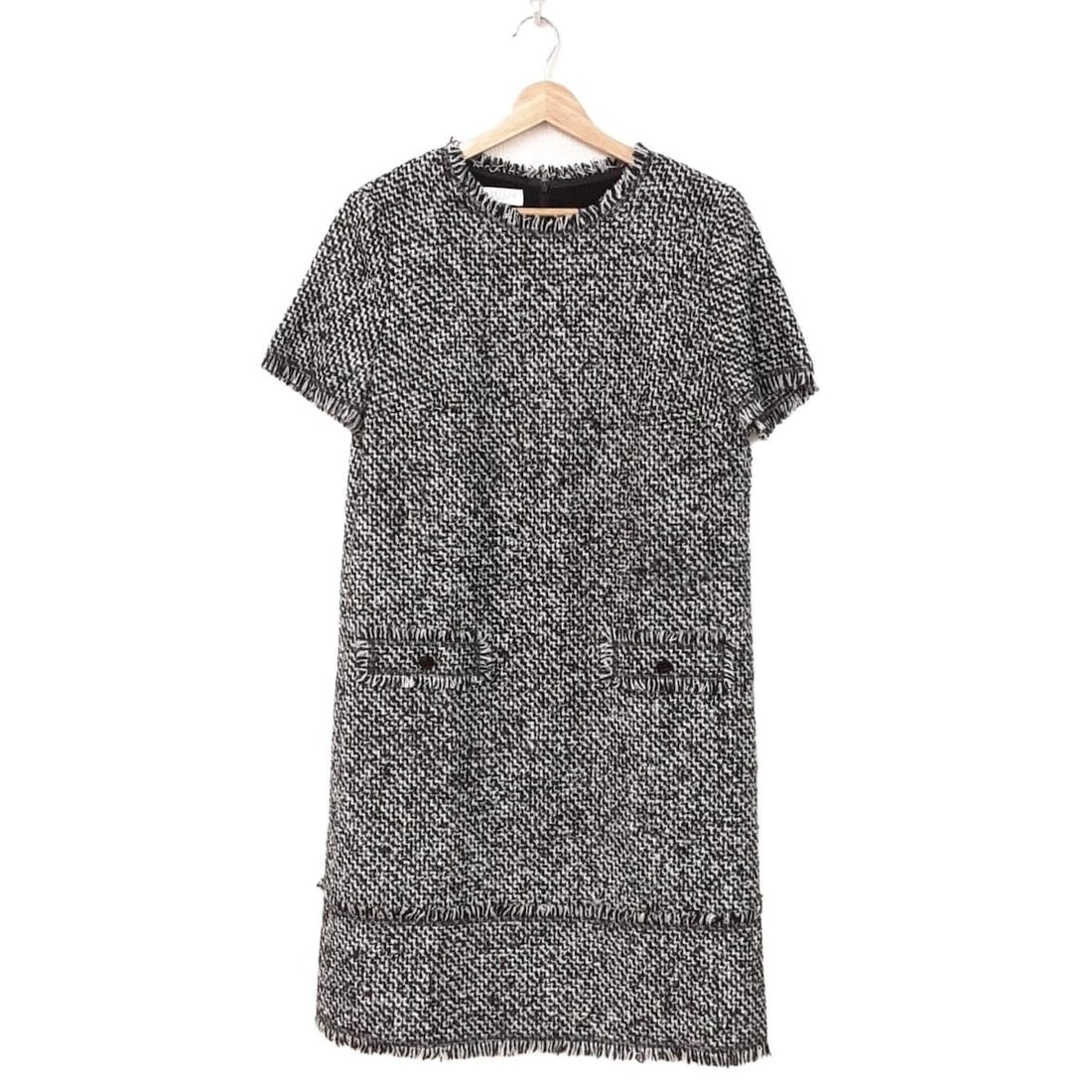 Auth ESCADA SPORT - Black White: Auth ESCADA SPORT - Black White Womens Dress Condition: Pre-owned - Good Brand: ESCADA SPORT Style: Dress Color: Black, White Material: Please see the photo of the quality tag ConditionRank: 7 <br