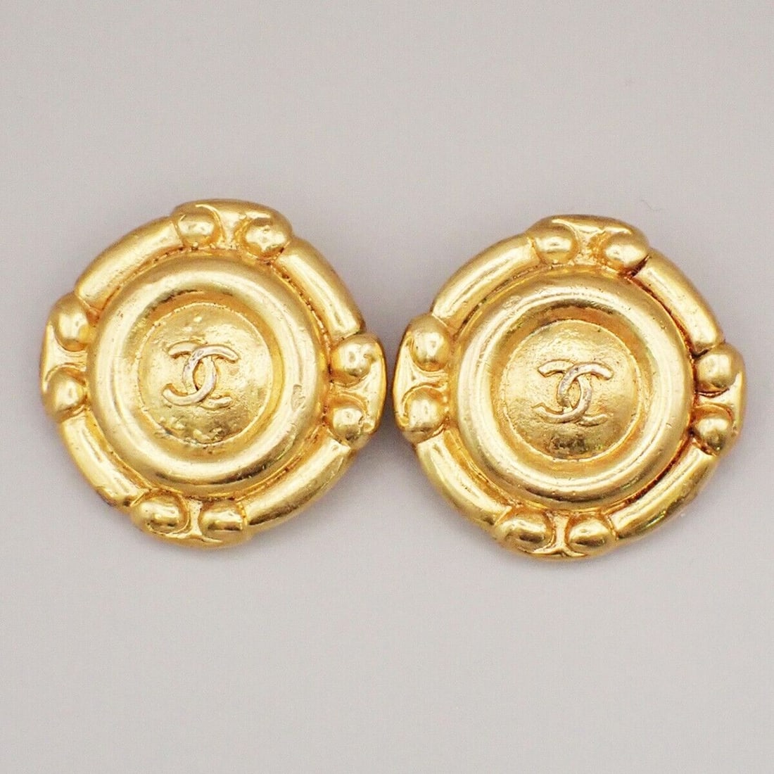 CHANEL CC Logo Round Button Earrings: CHANEL CC Logo Round Button Earrings Clip-On Gold-Plated France Vintage 30YF788 Condition: Pre-owned Shape: Round Closure: Clip-On Occasion: Anniversary Color: Gold Material: Gold-Plated