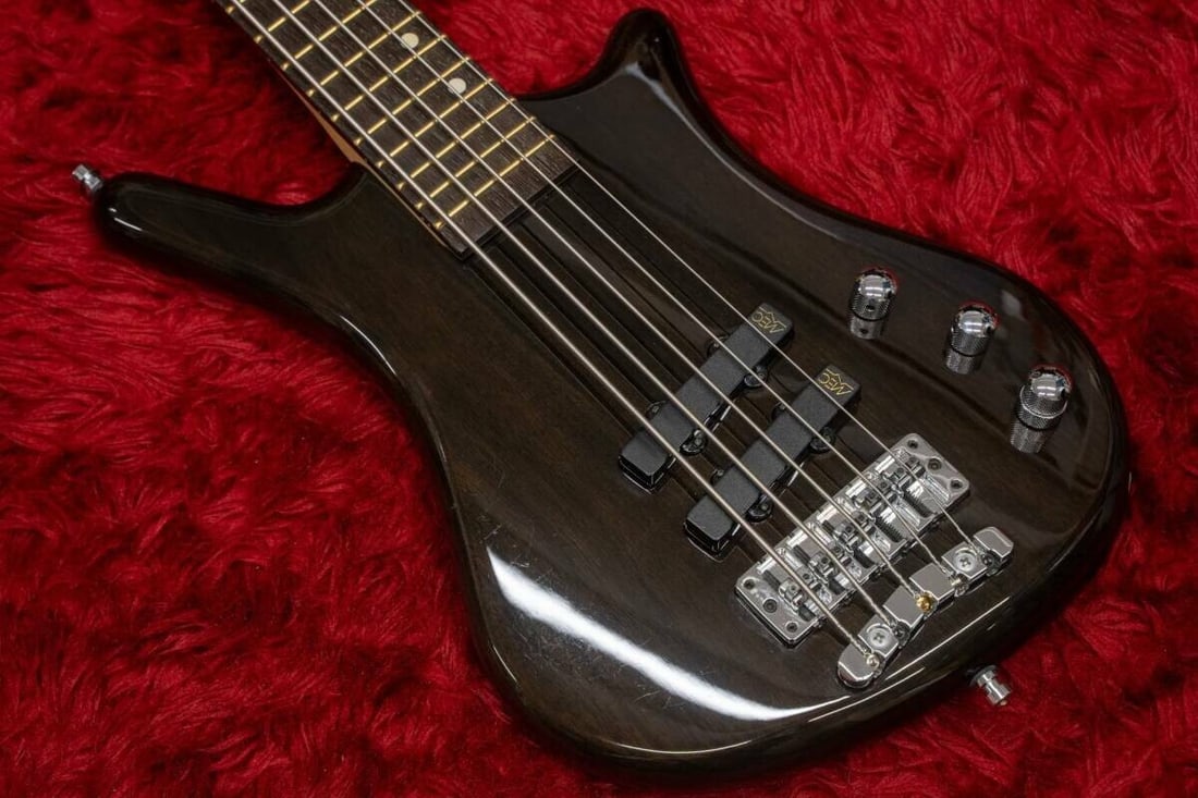 Warwick / Pro Series Thumb Bass: Warwick / Pro Series Thumb Bass BO 5st Nirvana Stain Bass Guiter Condition: Used Brand: Warwick Type: Electric Bass Guitar Model Year: 2011 String Configuration: 5 String Body Color: Black <br