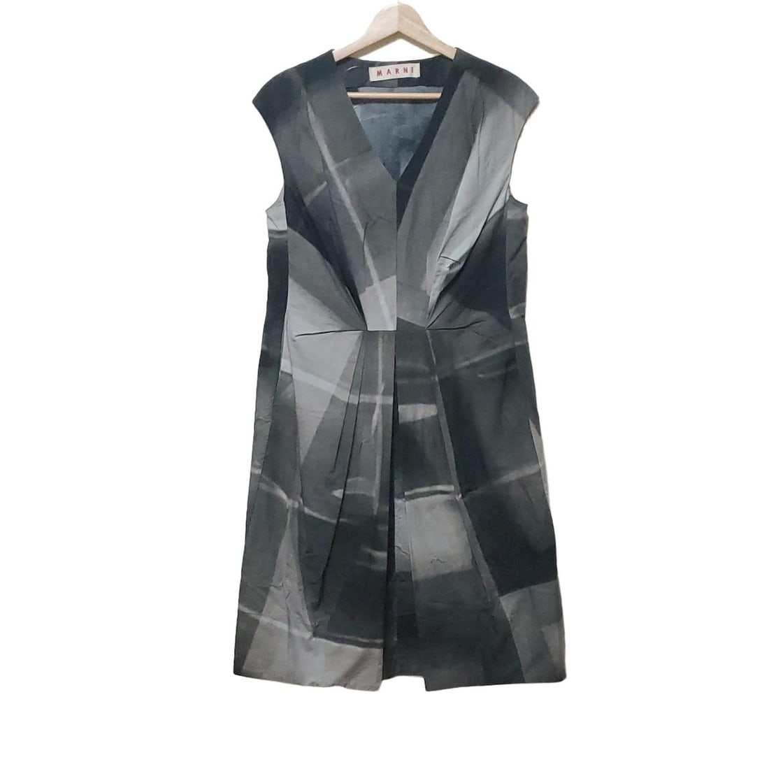 Auth MARNI - Dark Gray Gray: Auth MARNI - Dark Gray Gray Light gray Womens Dress Condition: Pre-owned - Good Brand: MARNI Style: Dress Color: Dark Gray, Gray, Light gray Material: Please see the photo of the quality tag Condi