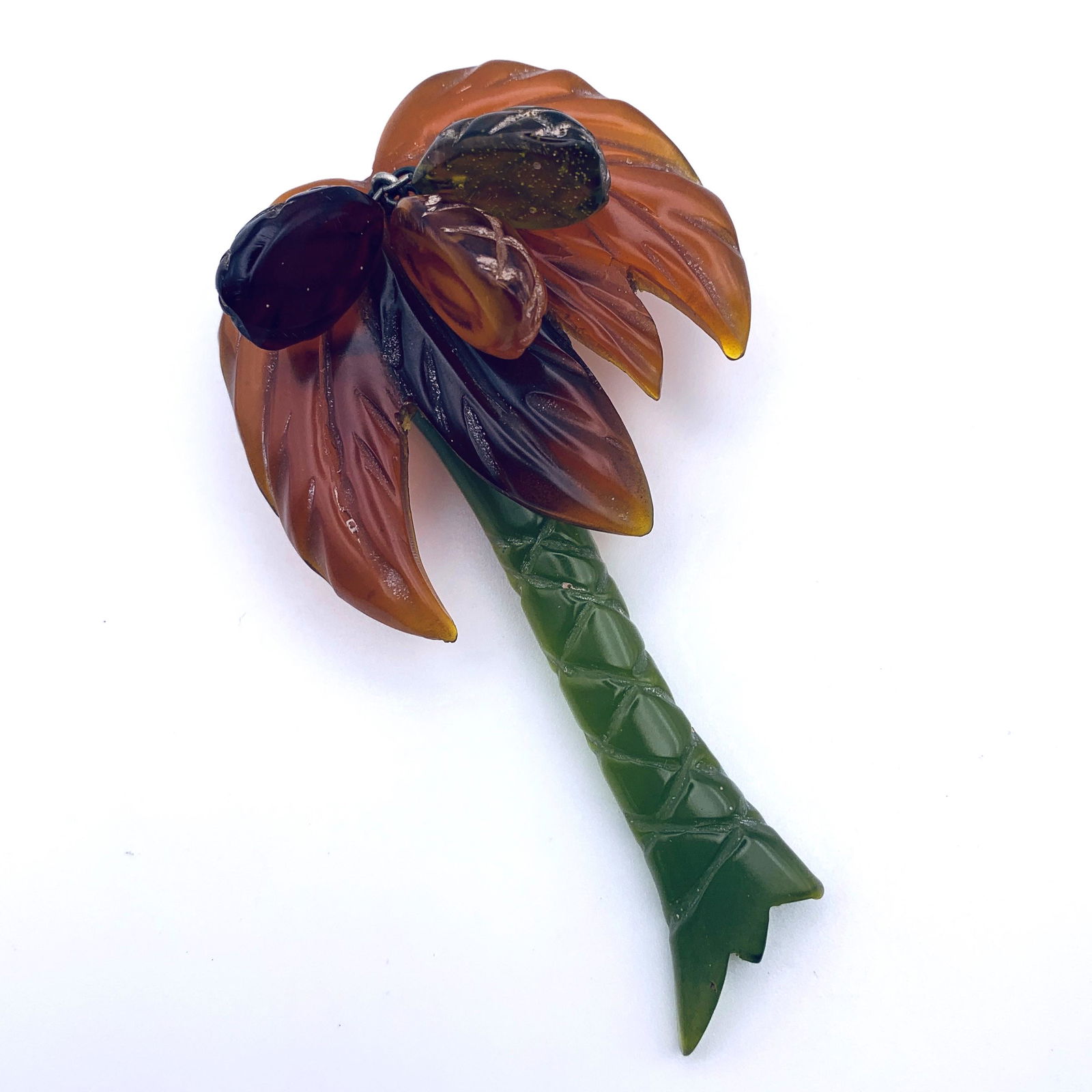 Vintage Lucite Swaying Palm Tree Brooch Pin: Please review all photos for details and measurements. Flat shipping price is based on shipments within the continental United States only via USPS Priority Mail. All shipments over $100 will be insur