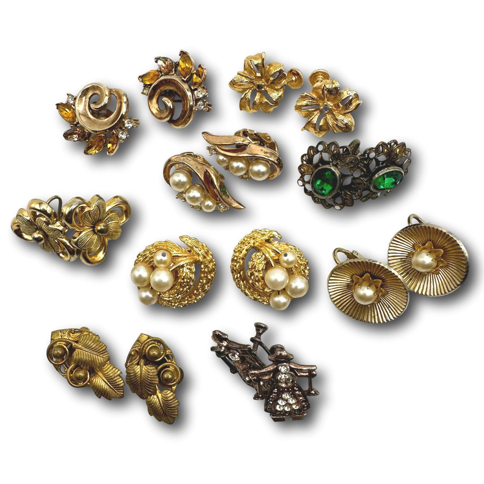 Coro Trifari and Others Vintage Earring Lot: Not all pieces are marked. See photos for marked jewelry. PICKUP AND SHIPPING Local pickup is available in Glenview, IL by appointment. The address will be provided on your invoice at checkout. In-Hou