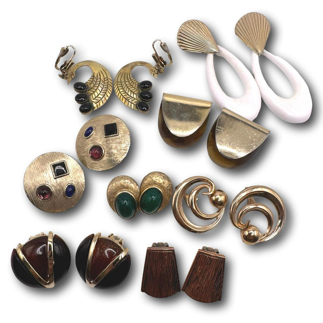 Renoir, Bergere, Jomaz & Others Vintage Earring Lot: Not all pieces are marked. See photos for marked jewelry. PICKUP AND SHIPPING Local pickup is available in Glenview, IL by appointment. The address will be provided on your invoice at checkout. In-Hou