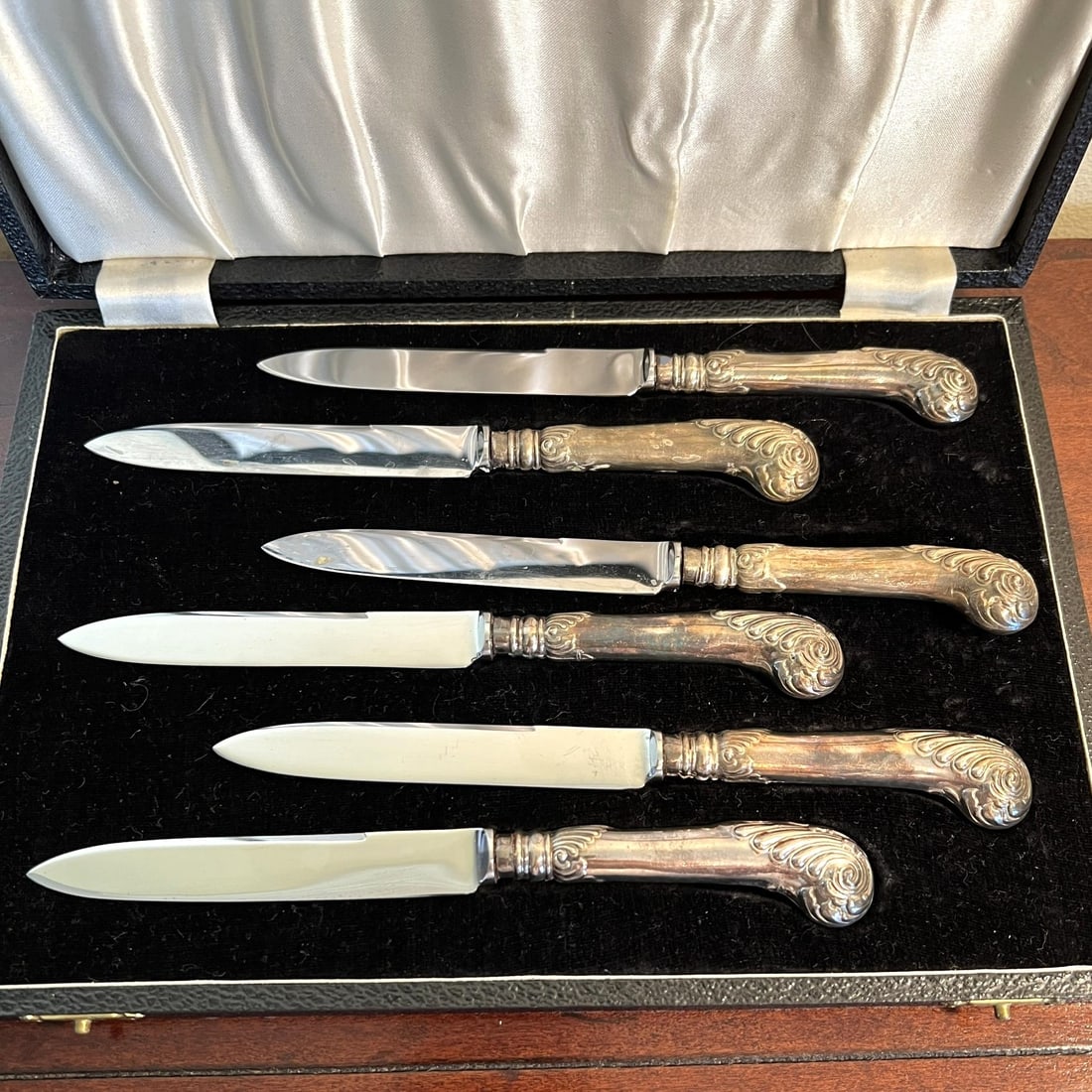 Vintage Boxed Set of English Sheffield Silver Knives (1 of 5)