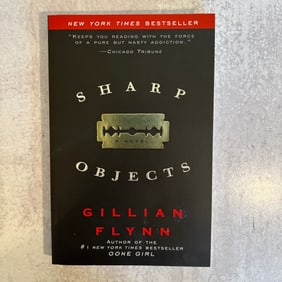 Gillian Flynn - Sharp Objects, Signed