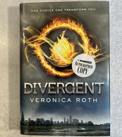 Veronica Roth - Divergent, Signed