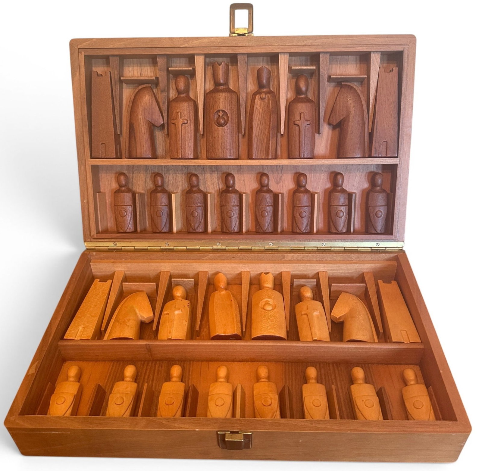 Vintage Anri Hand Carved Elsinore Chess Set by Arthur Elliot: Elsinore Teak and Alpine Maple in Mahogany Case. Modern Minimalist Made between 1961 - 1984. Made in Italy. Designed by Arthur Elliot. Hand Carved King Stands 4" Tall. Lightly weighted bases are felte