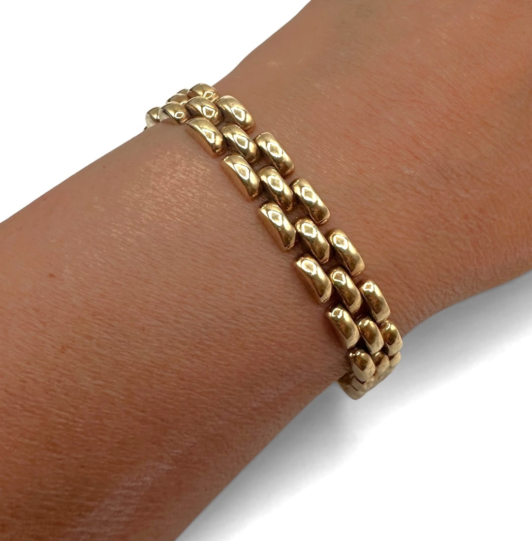 14K Gold Vintage Italian Heavy Link Bracelet: A sophisticated and timeless Italian 14K gold bracelet measuring 7 1/8" in length and weighing 17.4 grams. Please review photos for more details as they are a part of the description. Item is being