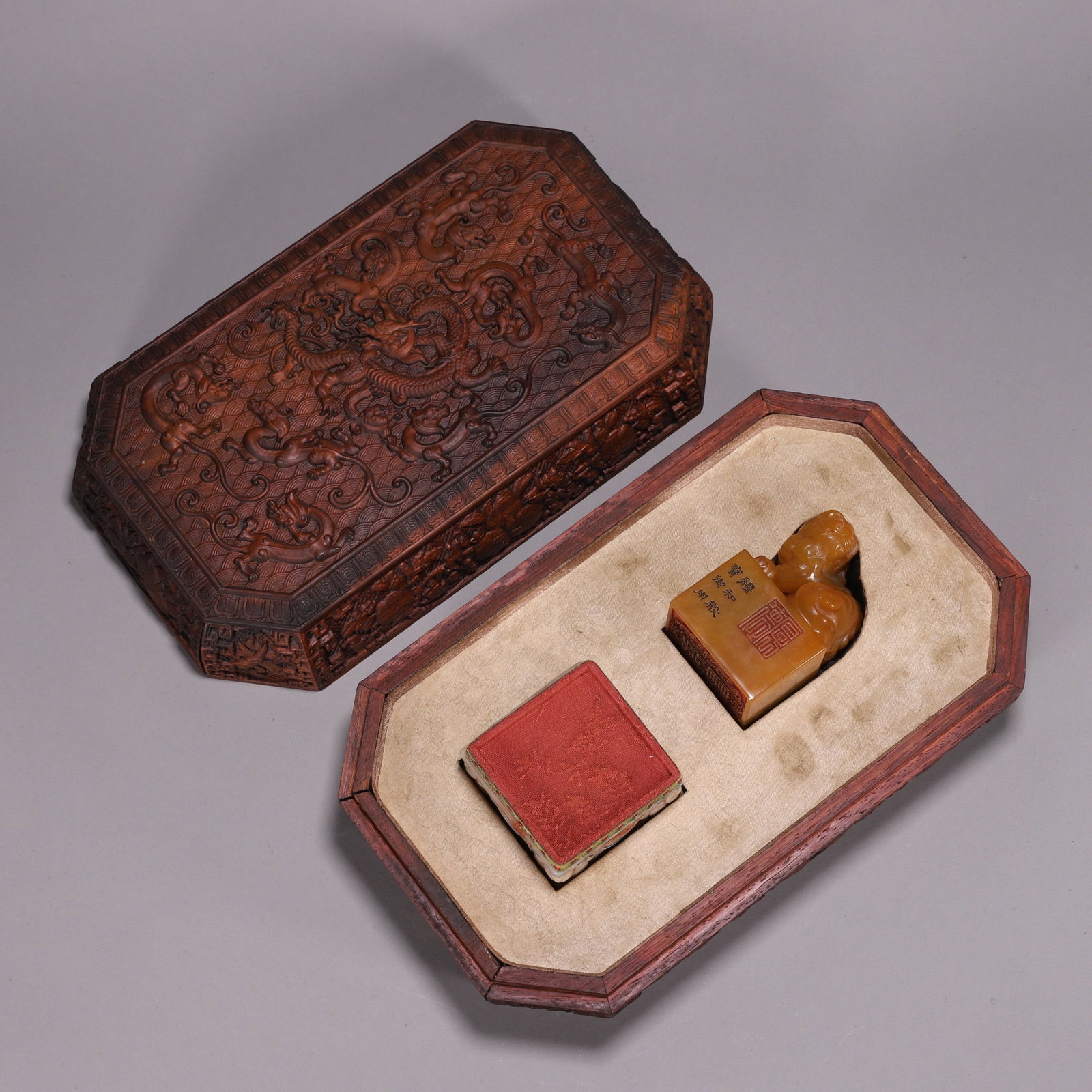 A tianhuang Shoushan soapstone beast seal: sealï¼š4.7cmÃ—4.7cmÃ—7.5cm/293g boxï¼š24cmÃ—14cmÃ—9.5cm