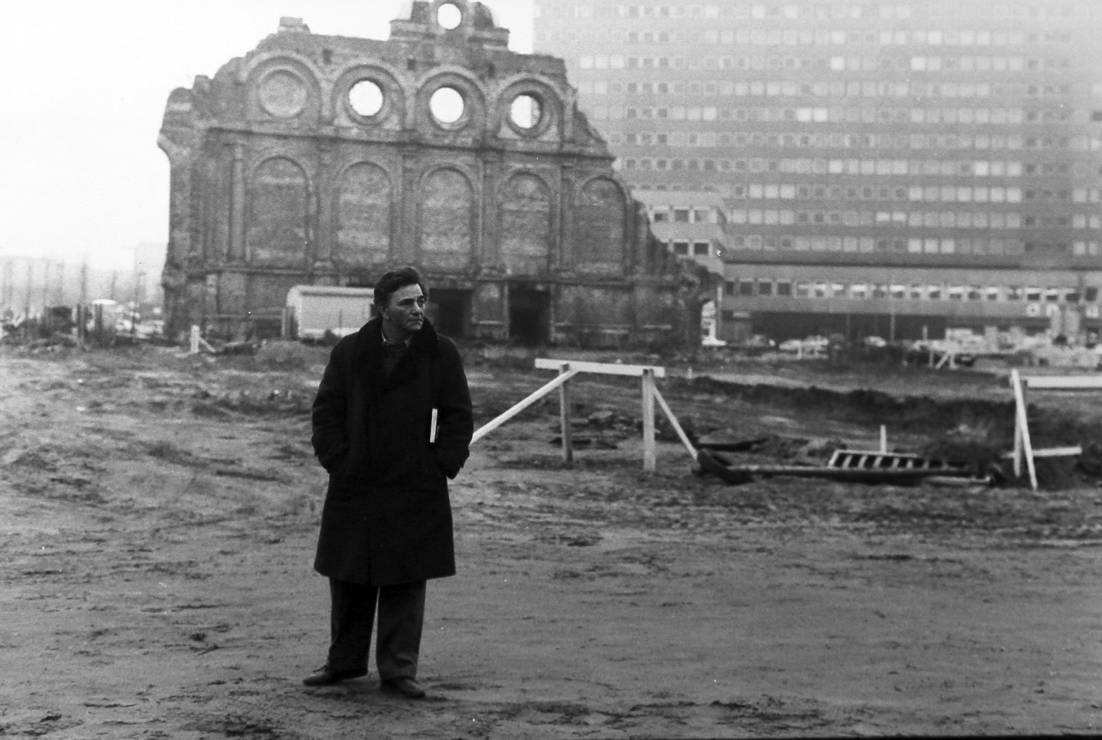 FRANCOIS LEHR WIM WENDERS The sky above Berlin 1987: Bruno Ganz, Director Wim Wenders - Vintage gelatin silver print. Photographer details verso.Print size 30x24 cm - SHIPPING: EUROPE Euro 19 (up to 4 lots) USA Euro 29 (up to 4 lots)