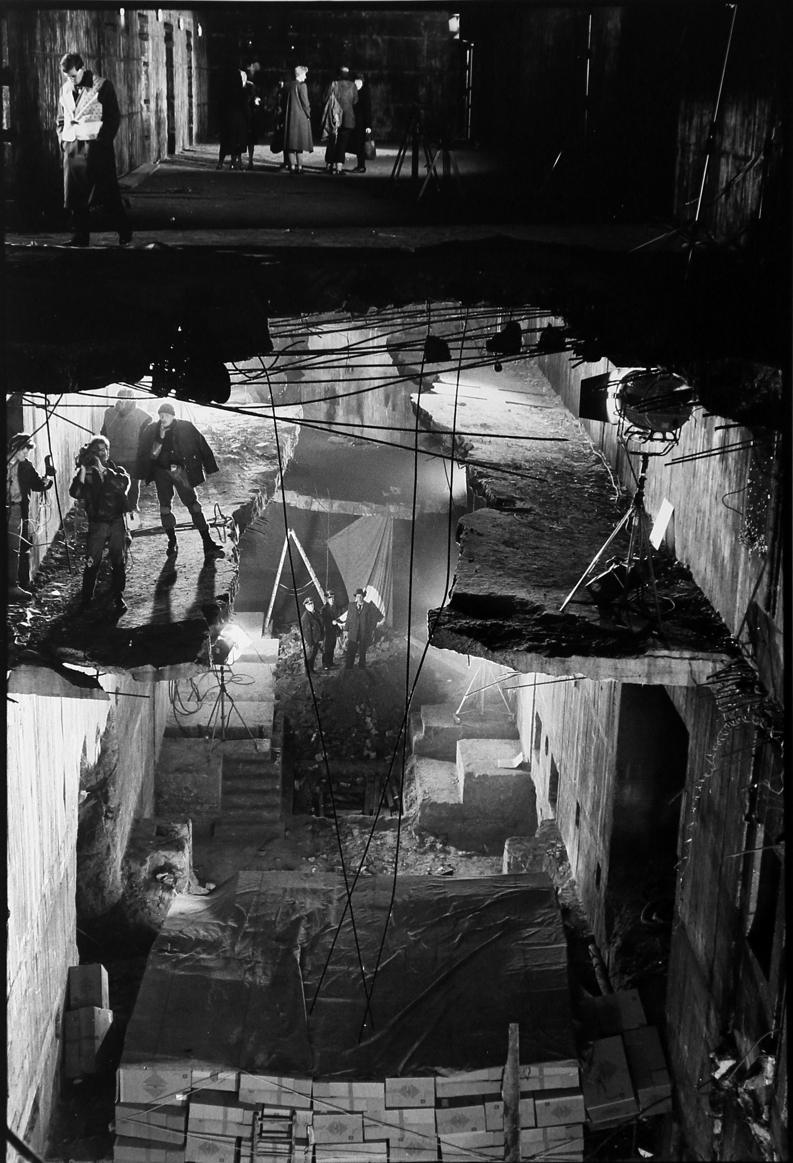 FRANCOIS LEHR WIM WENDERS The sky above Berlin 1987: Director Wim Wenders - Vintage gelatin silver print. Film datails verso. Print size 30x24 cm - SHIPPING: EUROPE Euro 19 (up to 4 lots) USA Euro 29 (up to 4 lots)