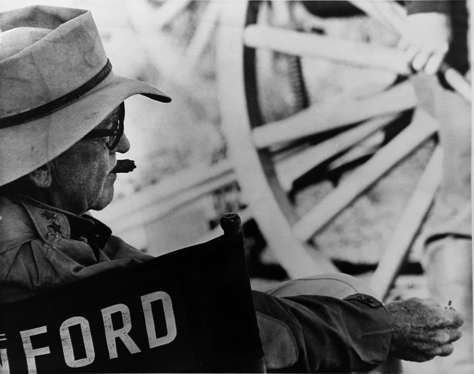 JOHN R. HAMILTON John Ford: movie set, period gelatin silver print, photographer stamp verso. Print size 25.5x20.5 cm - SHIPPING: Europe Euro 19 (up to 4 lots) USA Euro 29 (up to 4 lots)