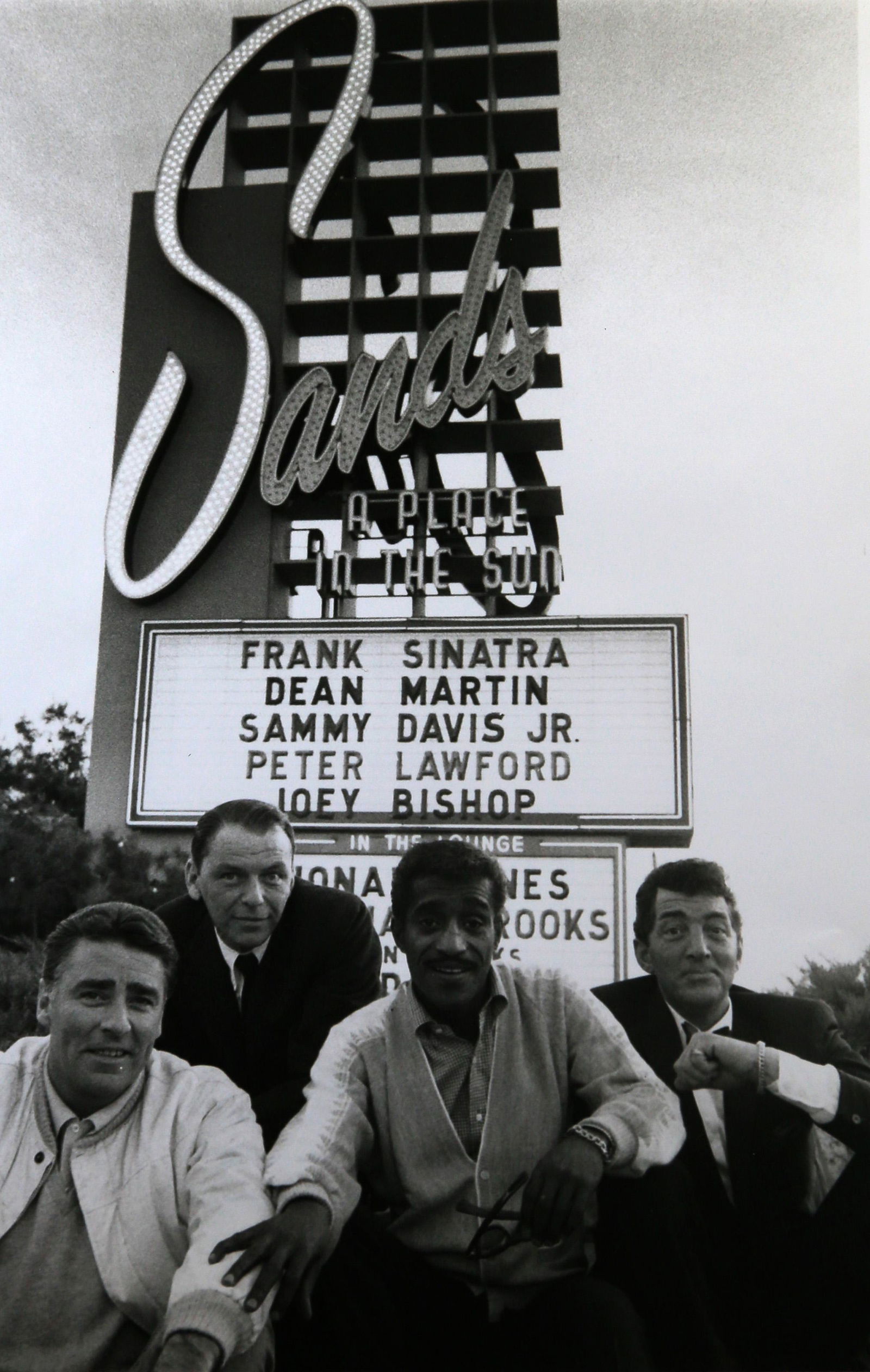 BOB WILLOUGHBY Frank Sinatra, Dean Martin, Sammy Davis Jr.: Portrait of the artists, period gelatin silver print, glossy. Photographer stamp verso. Print size 25.5x20.5 cm - SHIPPING: Europe Euro 19 (up to 4 lots) USA Euro 29 (up to 4 lots)