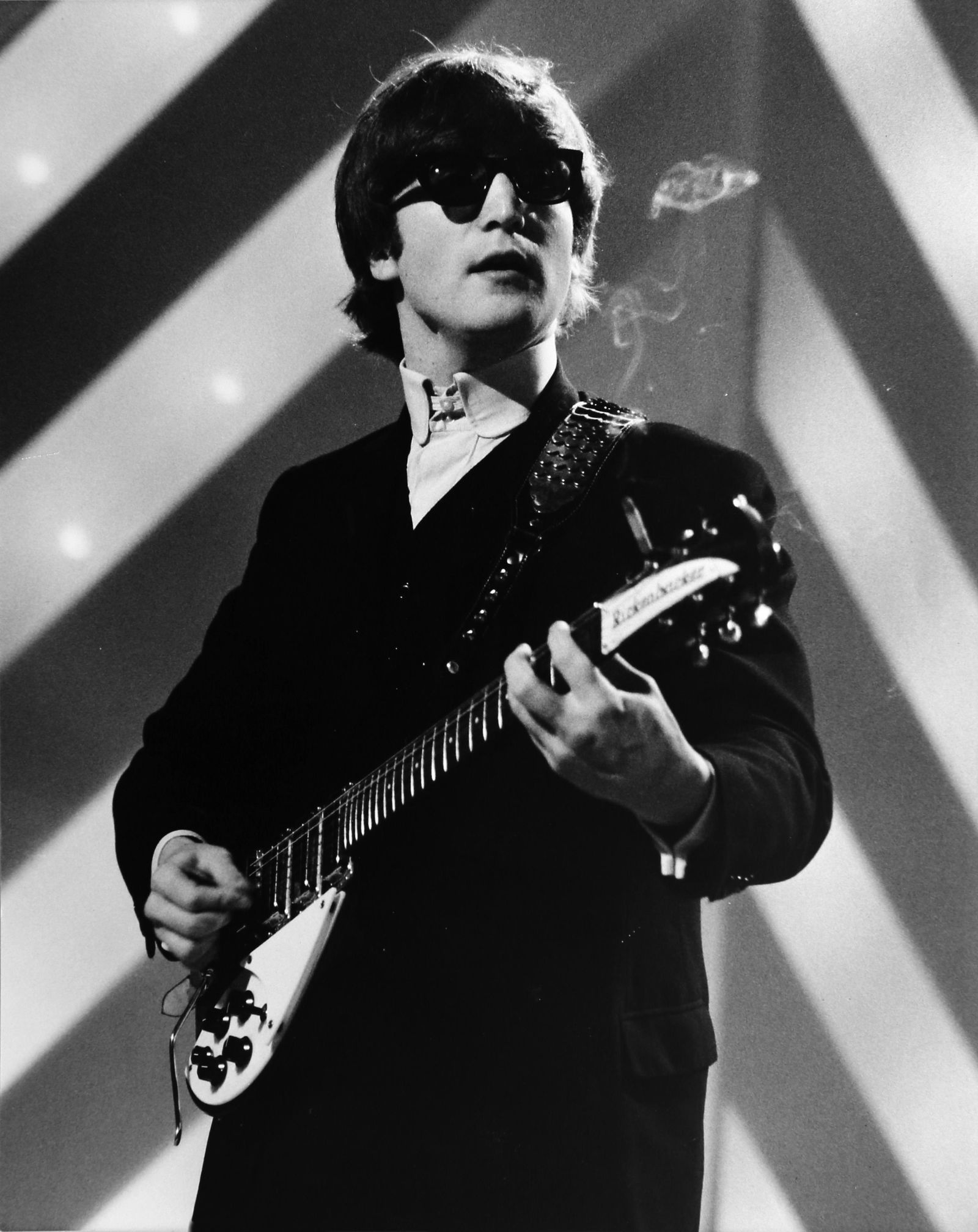 DAVID REDFERN John Lennon: Portrait at a concert, later gelatin silver print, photographer stamp verso. Print size 25.5x20.5 cm - SHIPPING: Europe Euro 19 (up to 4 lots) USA Euro 29 (up to 4 lots)