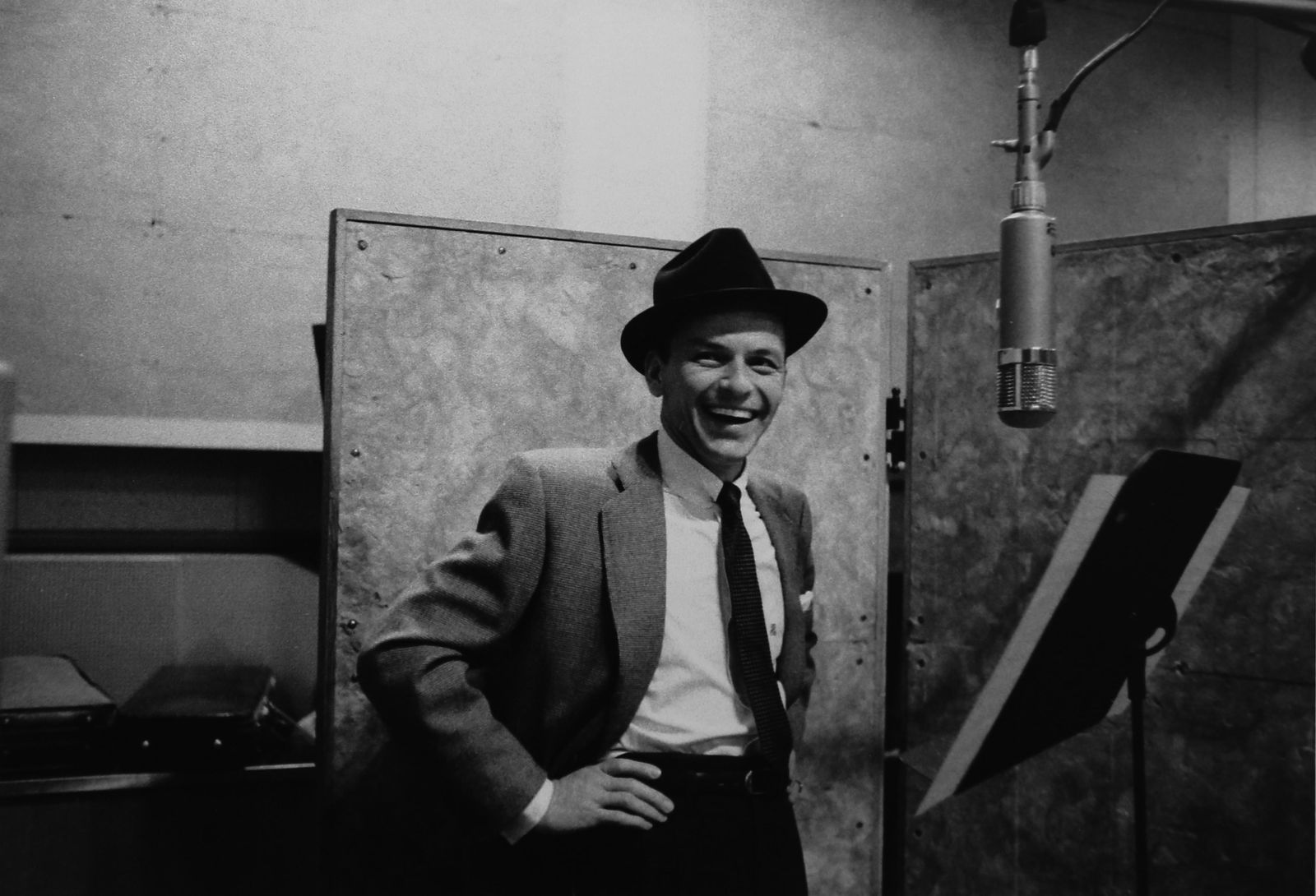 BOB WILLOUGHBY Frank Sinatra: Portrait of the artist, later gelatin silver print, semi matt. Photographer stamp verso. Print size 25.5x20.5 cm - SHIPPING: Europe Euro 19 (up to 4 lots) USA Euro 29 (up to 4 lots)
