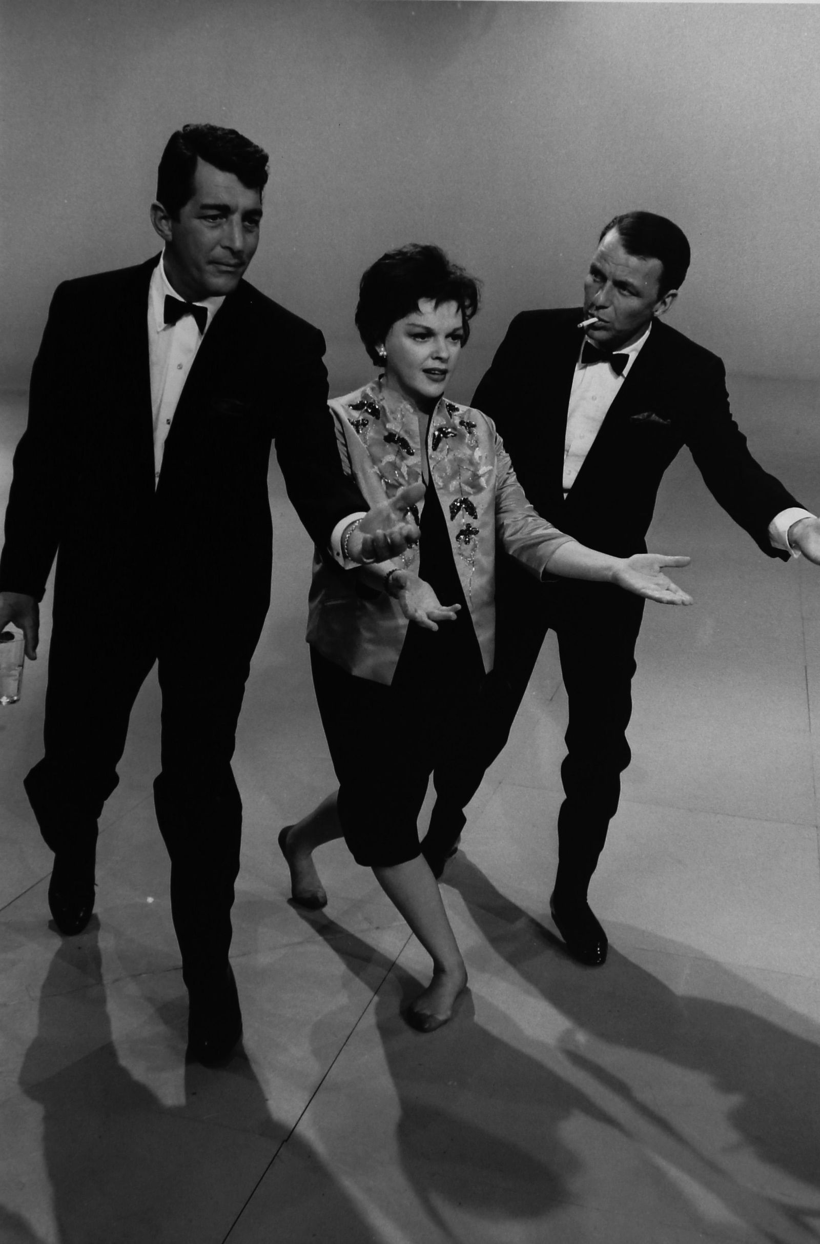 BOB WILLOUGHBY Dean Martin, Judy Garland and Frank Sinatra: Portrait on stage, later gelatin silver print, photographer stamp verso,. Print size 24x 18 cm - SHIPPING: Europe Euro 19 (up to 4 lots) USA Euro 29 (up to 4 lots)