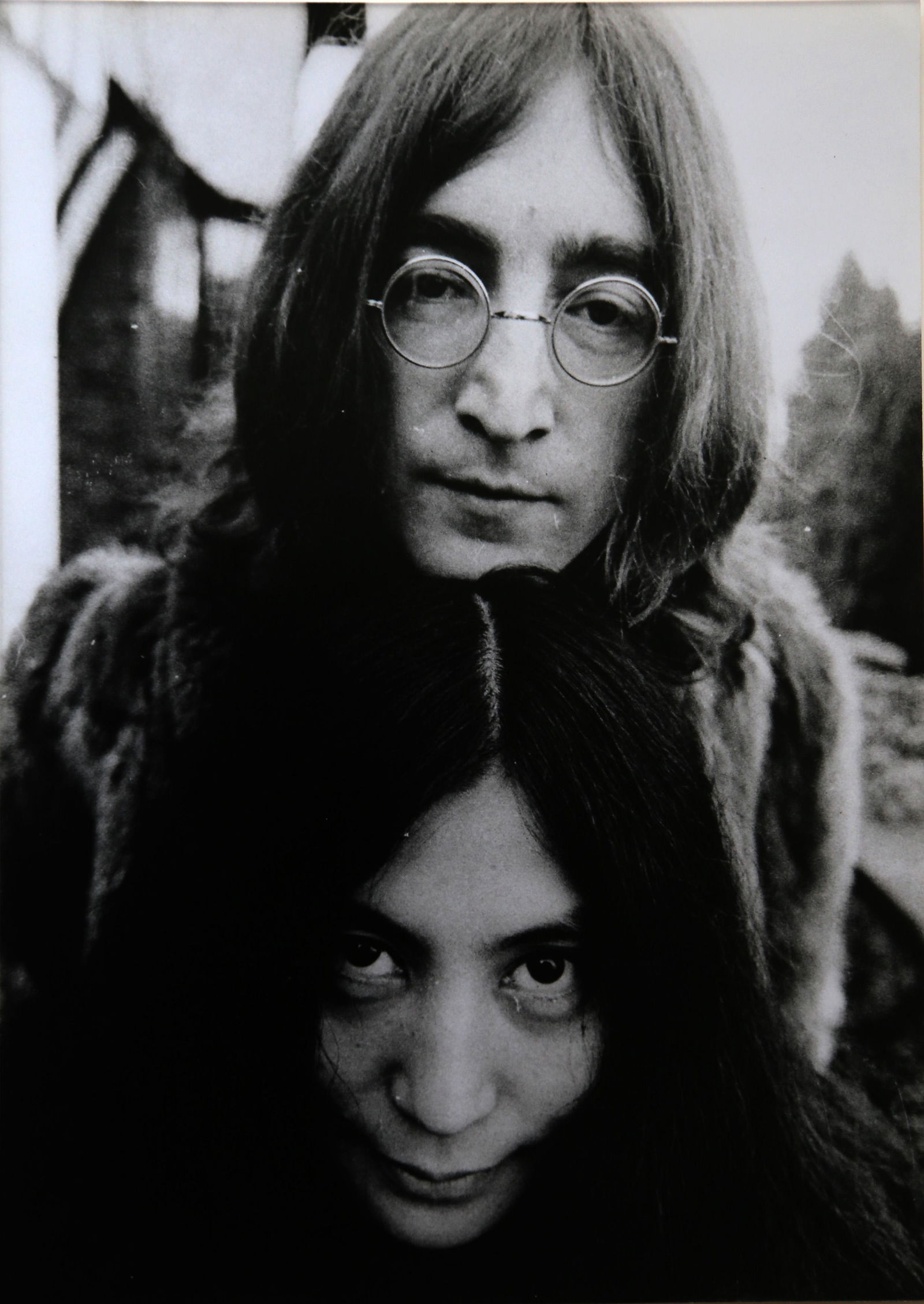 DAVID REDFERN John Lennon and Joko Ono: Portrait of the couple, period gelatin silver print, matt. Photographer label verso. Print size 25x 18 cm - SHIPPING: Europe Euro 19 (up to 4 lots) USA Euro 29 (up to 4 lots)