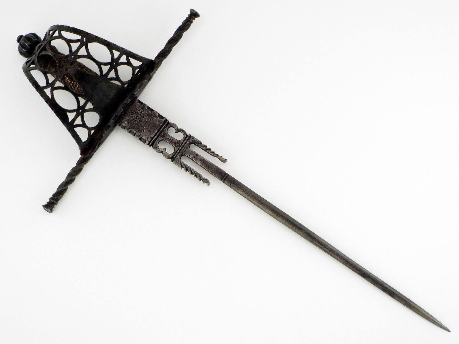 Huge Very Fine 17th C. Spanish Main Gauche With Swordbreaker (1 of 19)