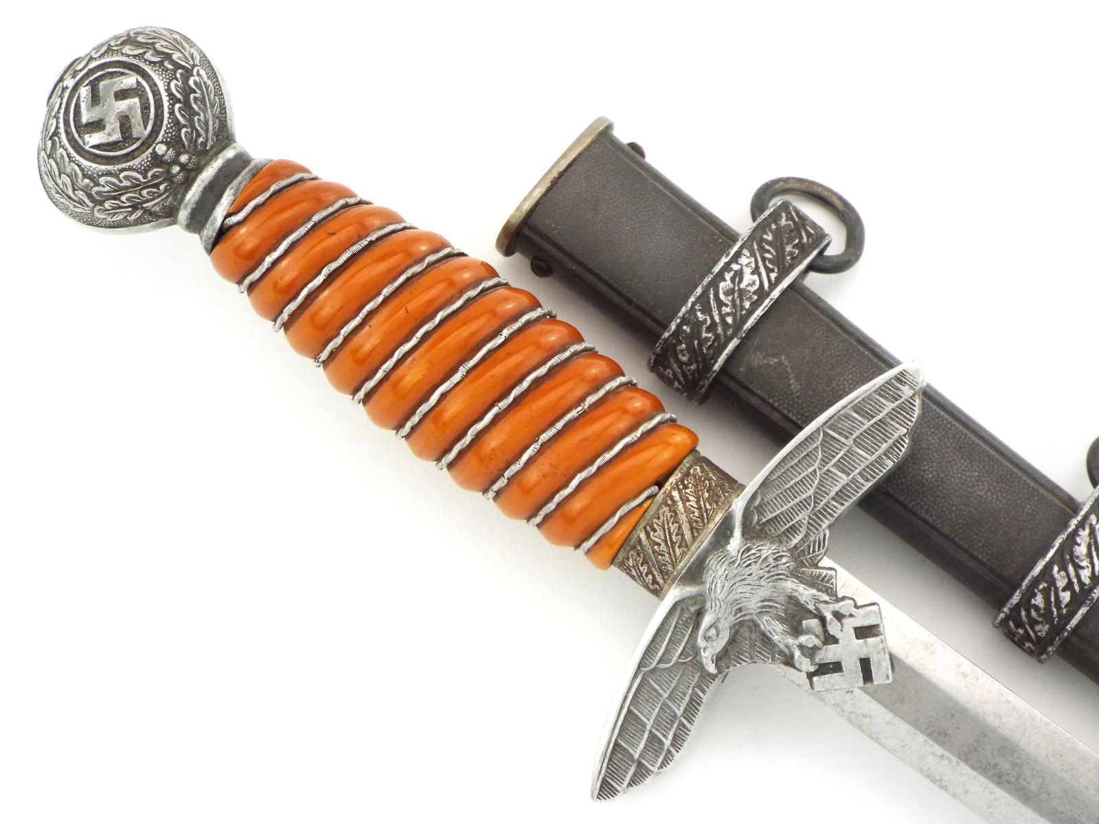 Very Good German WWII 2nd Model Luftwaffe Officer's Dagger, Unmarked Blade. (1 of 16)