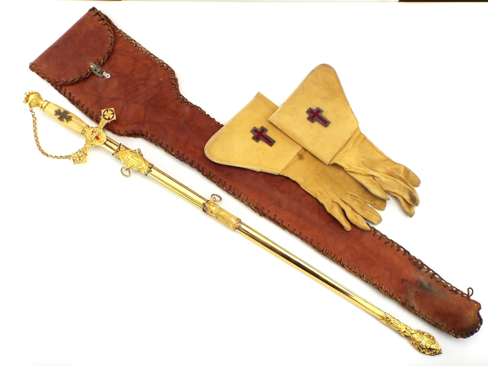 Very Good Quality American Fraternal Masonic Knights Templar Enamel Crest Sword In Original Leather (1 of 14)