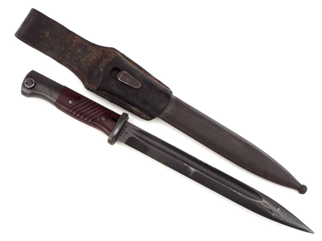 German WWII K98 Battle Bayonet with Leather Frog: German WWII K98 Battle Bayonet with Leather Frog. Full Length 16 inch Blade Length 10 inch