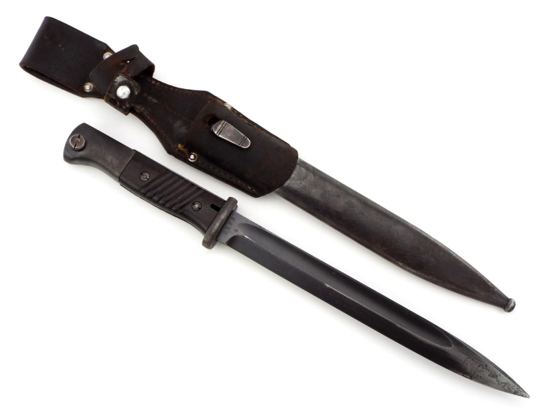 German WWII K98 Battle Bayonet with Leather Frog: German WWII K98 Battle Bayonet with Leather Frog. Full Length 15.5 inch Blade Length 9.5 inch