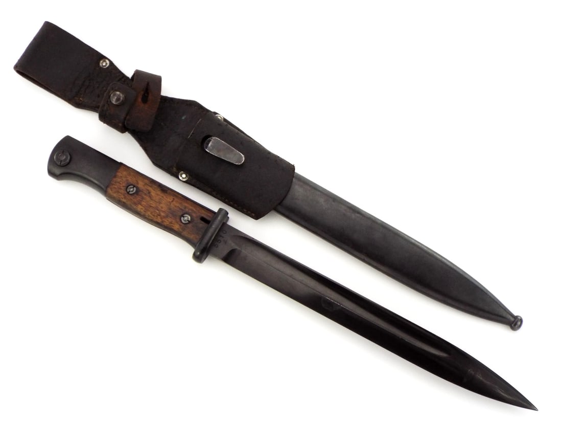 German WWII K98 Battle Bayonet with Leather Frog: German WWII K98 Battle Bayonet with Leather Frog. Full Length 16 inch Blade Length 10 inch