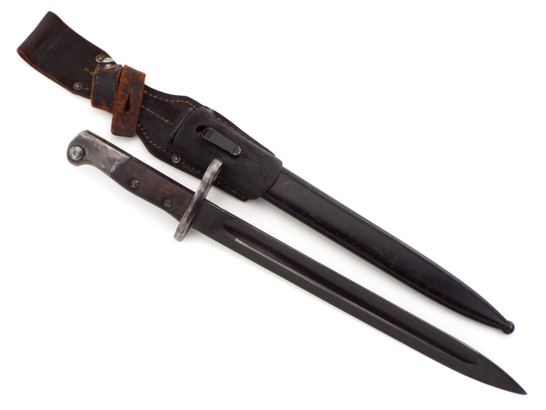 German made for Portugal WWI to WWII Battle Bayonet with leather Frog: German made for Portugal WWI to WWII Battle Bayonet with leather Frog. Full Length 16 inch Blade Length 11 inch