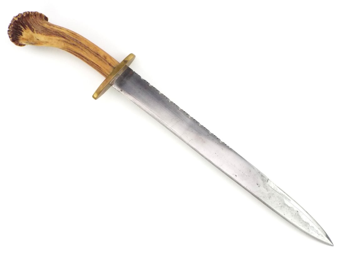 Interesting Scottish Fighting Knife, Dirk. Family Crest on Pommel: Interesting Scottish Fighting Knife, Dirk. Family Crest on Pommel Full Length 17.5 Inches Blade Length 12 Inches