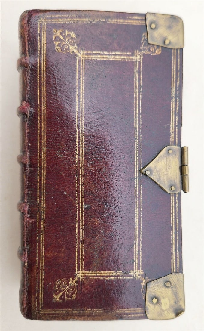 1686 BIBLE in FRENCH antique AMAZING DECORATIVE BINDING w/ CORNERS & CLASP: Denis Amelote. Le Nouveau Testament de N. Seigneur Jesus-Christ. (Â The New Testament of Our Lord Jesus Christ ). Paris: FranÃ§ois Muguet; 1686. Original full morocco, covers frame