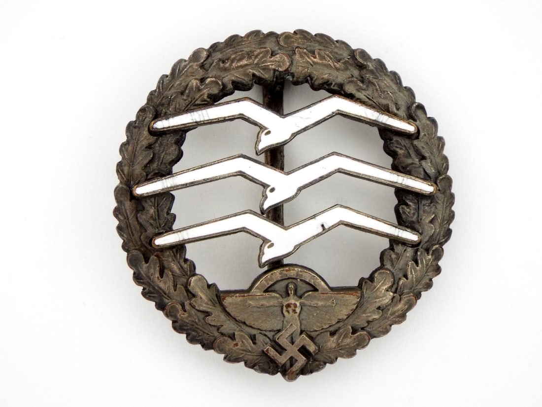 Scarce German WWII NSFK Glider Pilotâ€™s Badge. (1 of 10)