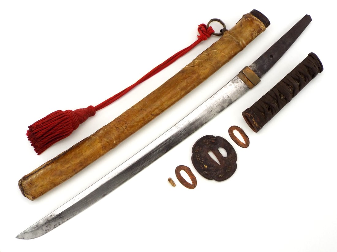 Japanese WWII Pilot or Tanker Wakizashi with Leather Combat Cover: Japanese WWII Pilot or Tanker Wakizashi with Leather Combat Cover Full Length 24 Inches Blade Length 15.5 Inches