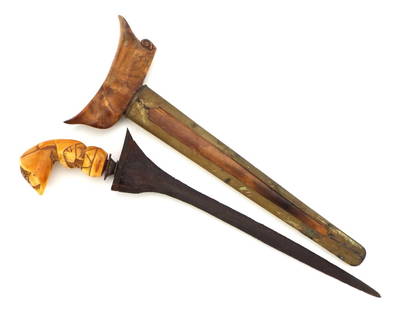 Antique Asian Indonesian KRIS Dagger FINE Grip Damascus Blade: Antique Asian Indonesian KRIS Dagger FINE Grip Damascus Blade. Full Length 14 Inches Blade Length 10 Inches